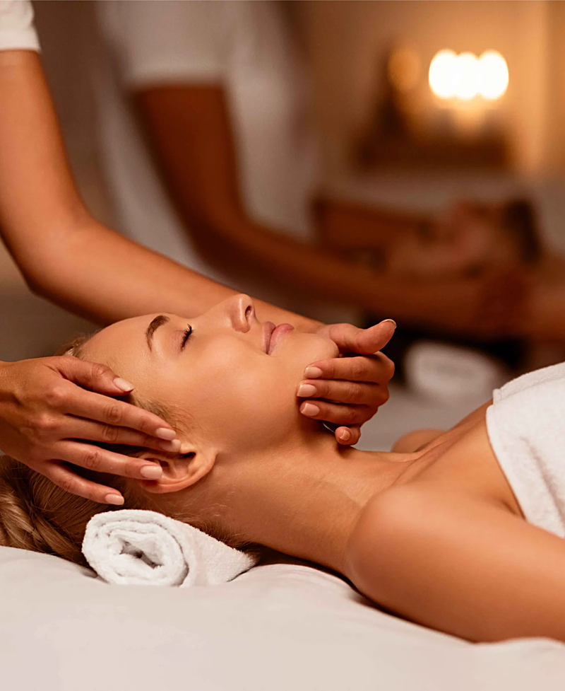 Massaggio rilassante viso e corpo durante trattamento combinato per bellezza a 360 gradi.